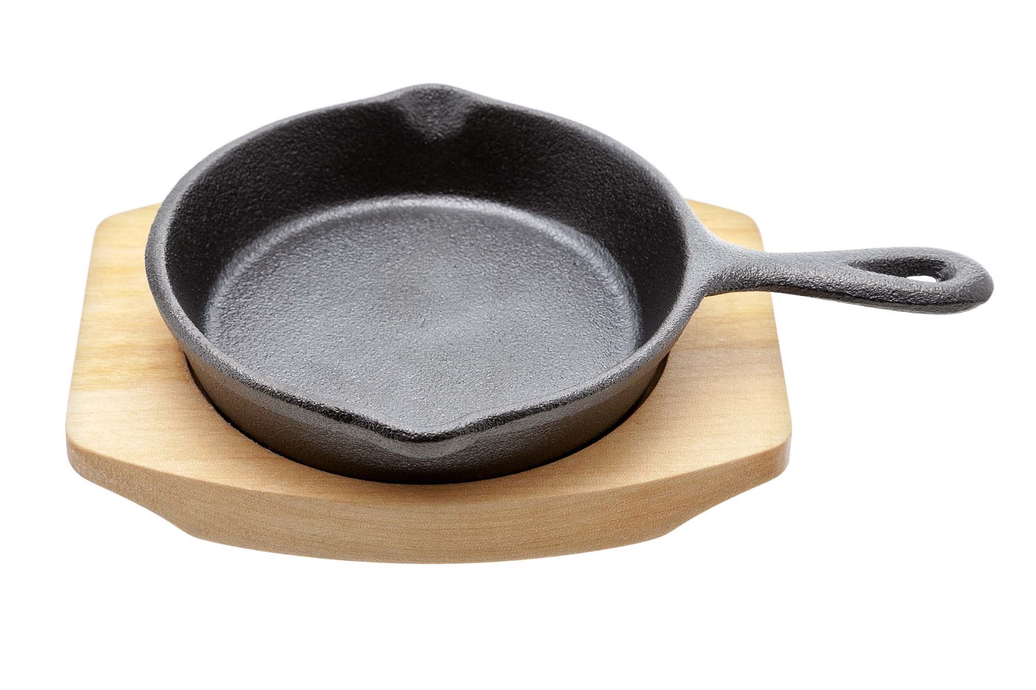 CAST IRON FRYPAN 10.5CM ON WOODEN BOARD